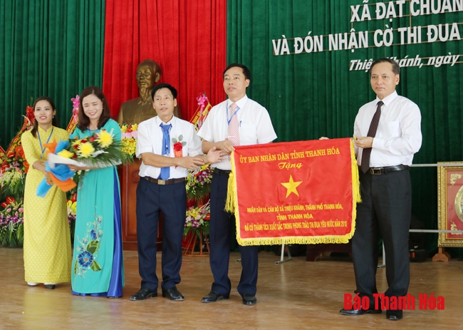Xã Thiệu Khánh đón nhận quyết định công nhận xã đạt chuẩn nông thôn mới