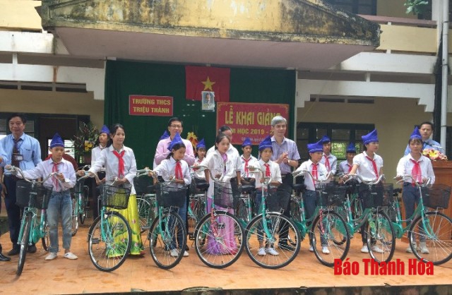 Ngân hàng CSXH Thanh Hoá trao 130 xe đạp cho học sinh nghèo vượt khó
