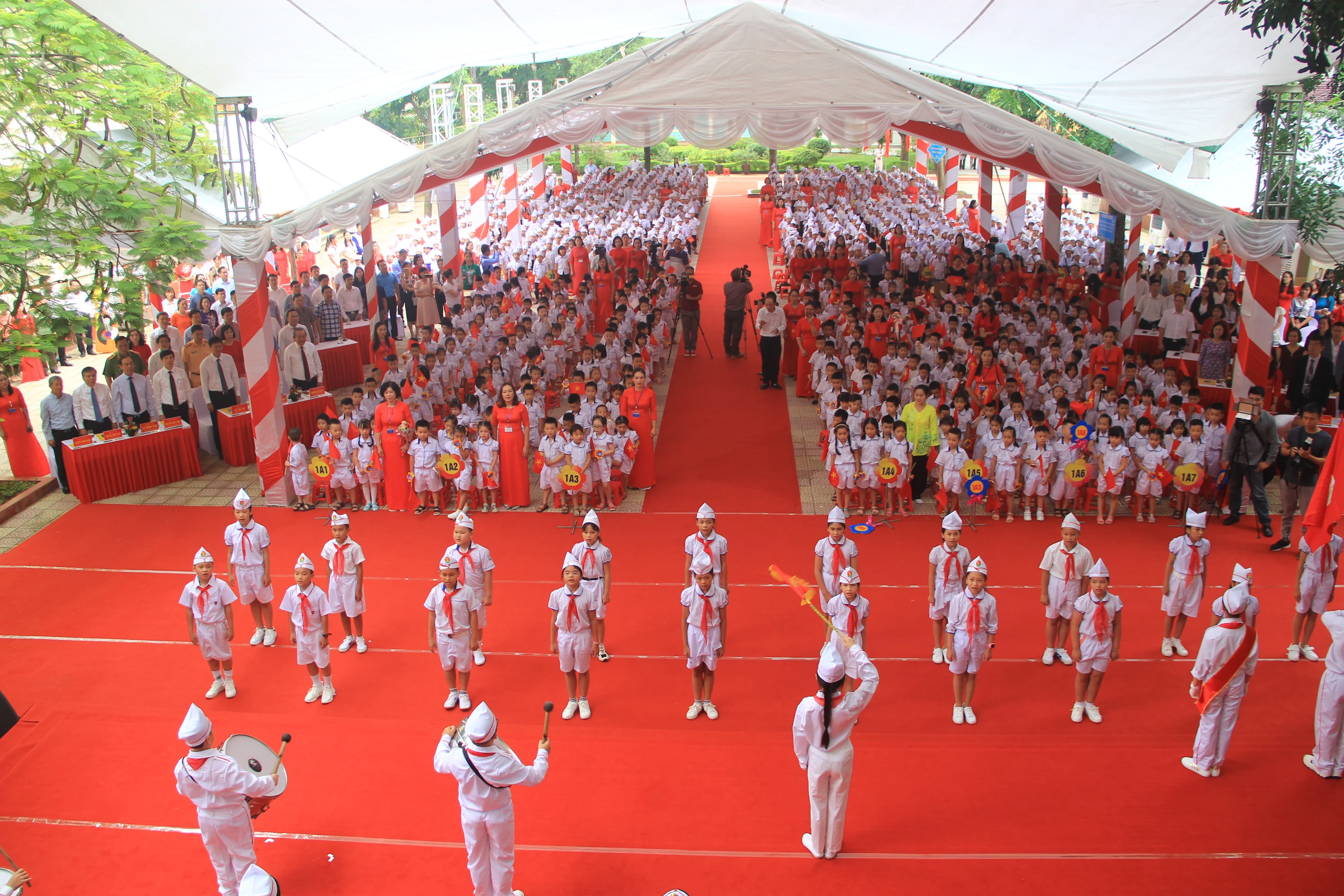 Phó Thủ tướng Thường trực Chính phủ Trương Hòa Bình dự khai giảng năm học mới tại Trường Tiểu học Hoàng Hoa Thám (TP Thanh Hóa)
