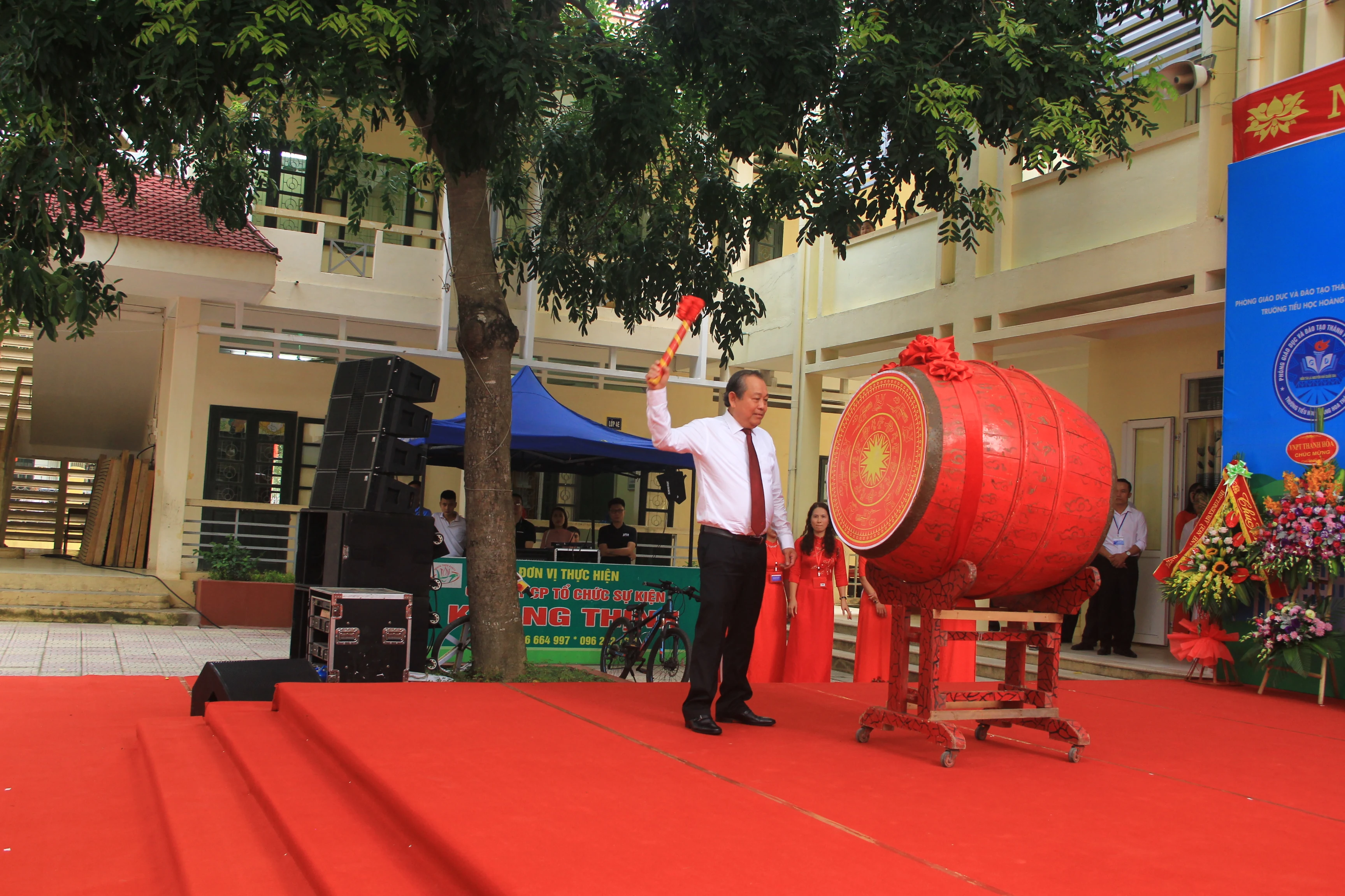 Phó Thủ tướng Thường trực Chính phủ Trương Hòa Bình dự khai giảng năm học mới tại Trường Tiểu học Hoàng Hoa Thám (TP Thanh Hóa)