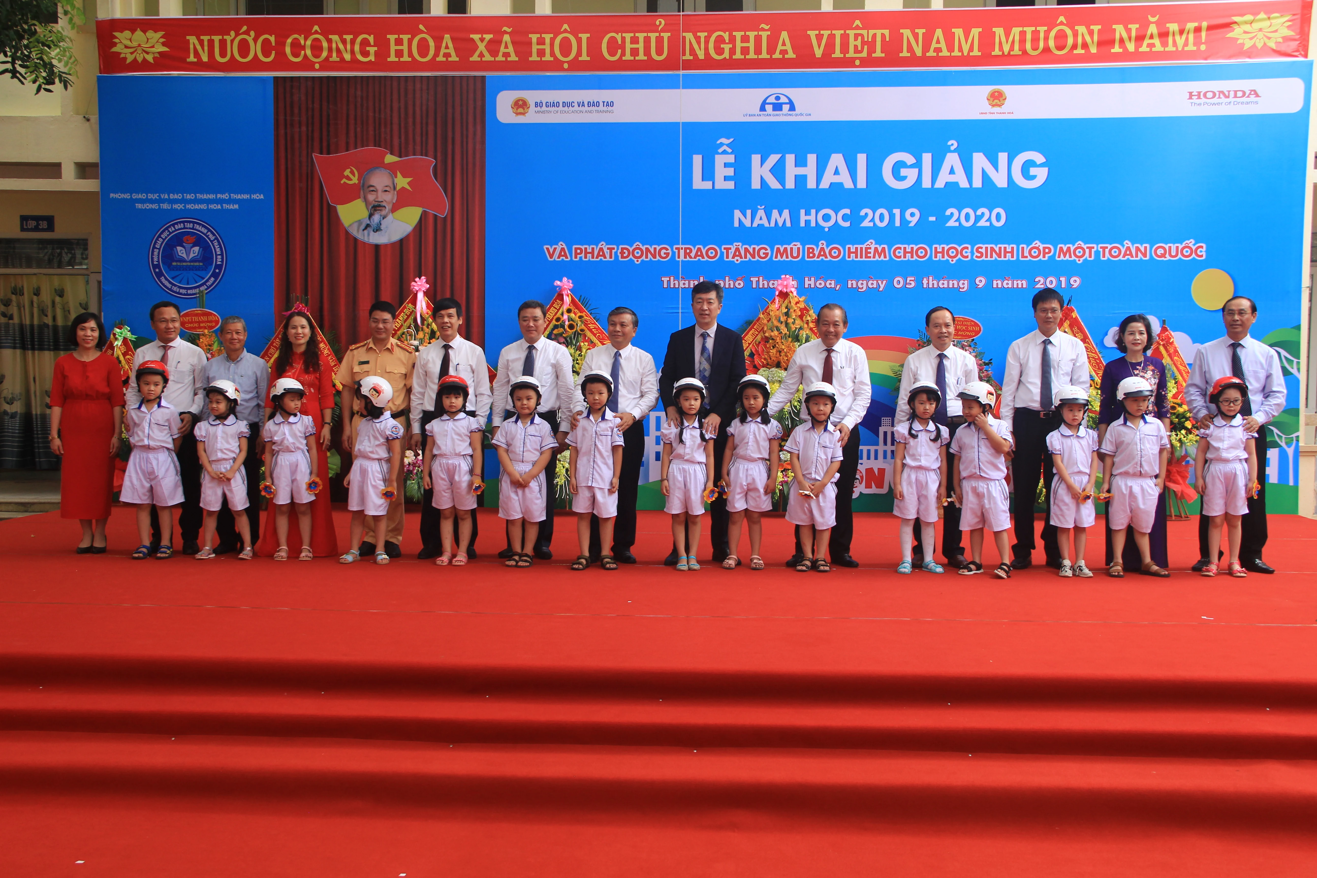Phó Thủ tướng Thường trực Chính phủ Trương Hòa Bình dự khai giảng năm học mới tại Trường Tiểu học Hoàng Hoa Thám (TP Thanh Hóa)