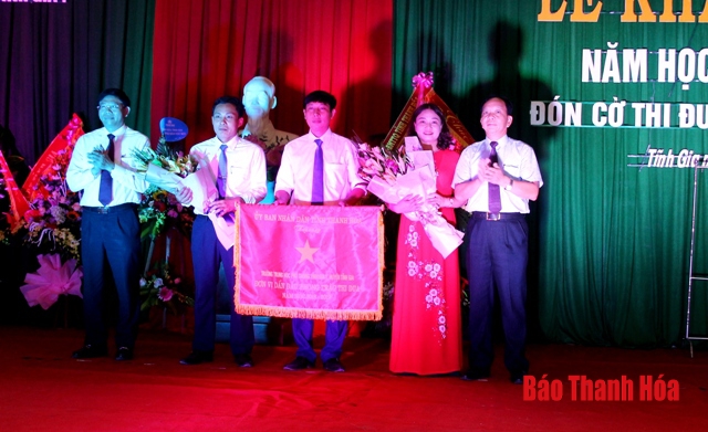 Đồng chí Trưởng Ban Tuyên giáo Tỉnh ủy Nguyễn Văn Phát dự lễ khai giảng tại Trường THPT Tĩnh Gia I