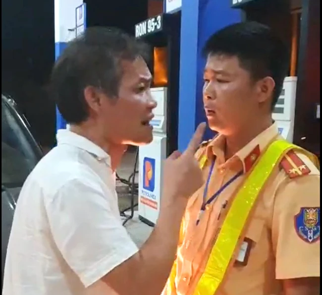 Phạt 2,5 triệu đồng đối với tài xế say xỉn, tát và lăng mạ CSGT