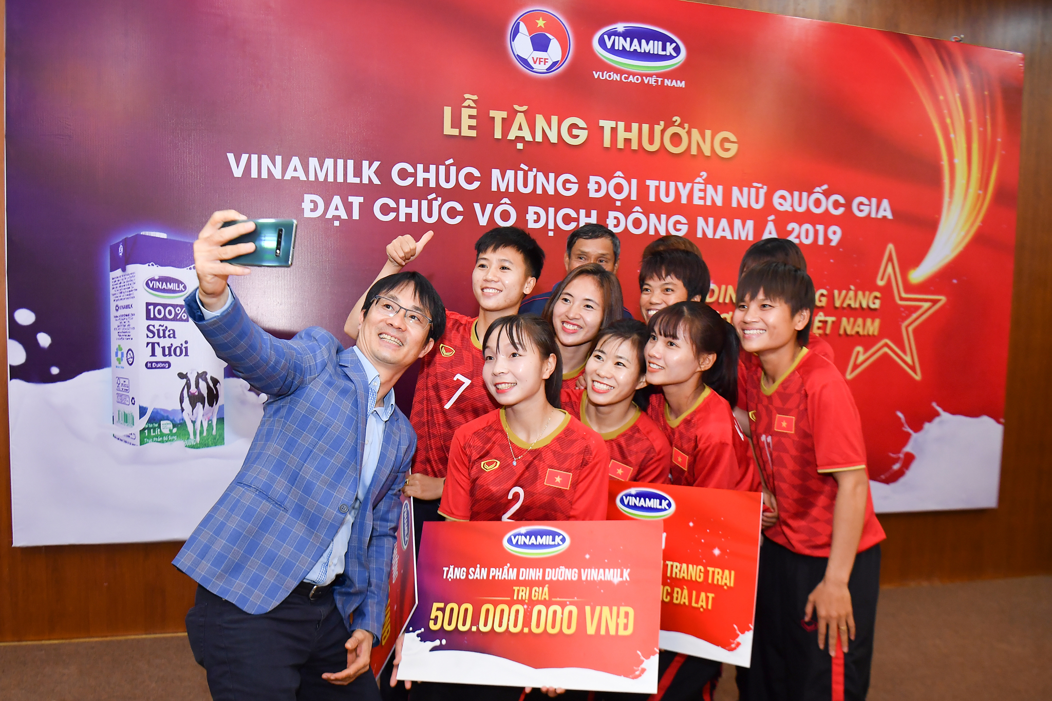 Vinamilk trao thưởng chúc mừng Đội tuyển Bóng đá nữ quốc gia vô định Đông Nam Á 2019