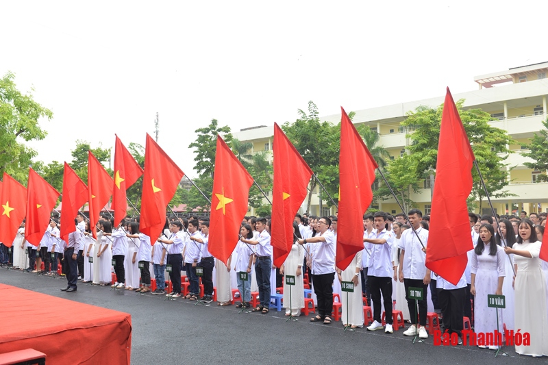 Đồng chí Phó Bí thư Tỉnh ủy Đỗ Minh Tuấn dự lễ khai giảng năm học mới tại Trường THPT Chuyên Lam Sơn