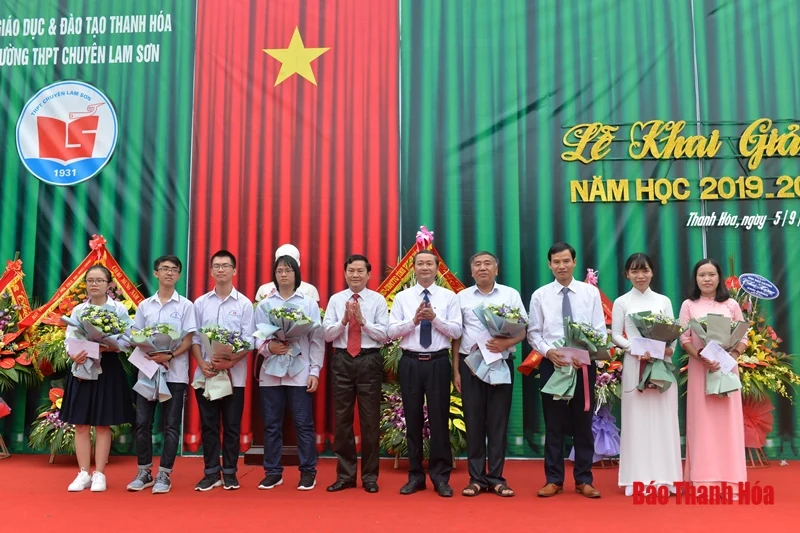 Đồng chí Phó Bí thư Tỉnh ủy Đỗ Minh Tuấn dự lễ khai giảng năm học mới tại Trường THPT Chuyên Lam Sơn