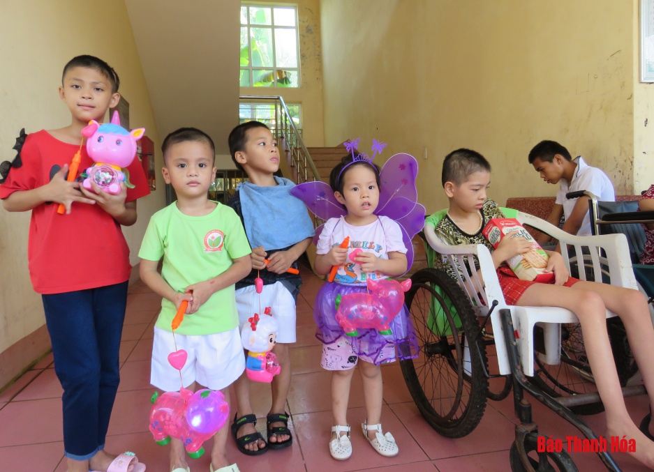 Tặng 30 suất quà cho trẻ em mồ côi, khuyết tật