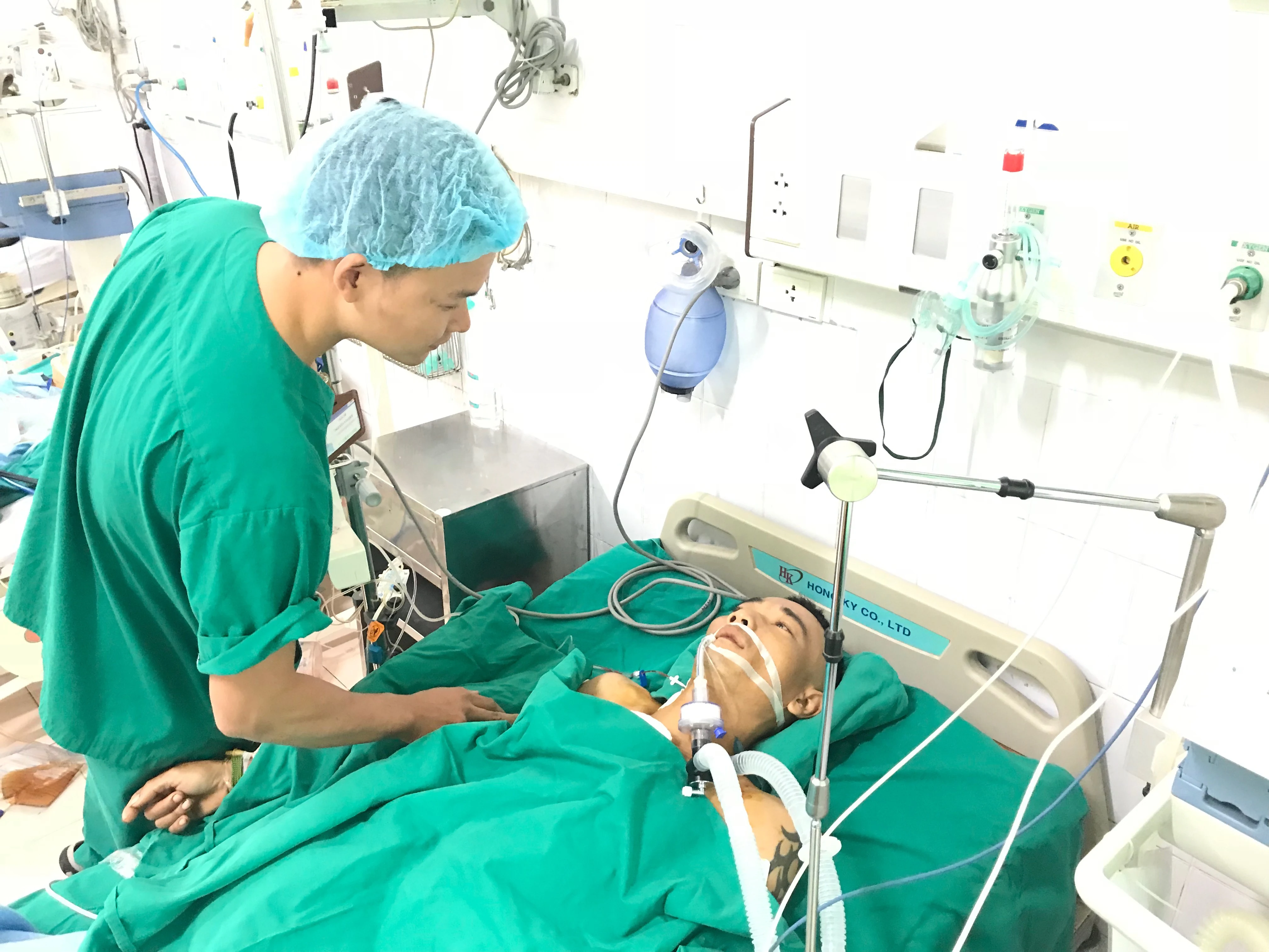 Cứu sống bệnh nhân bị đâm thủng thành tâm thất