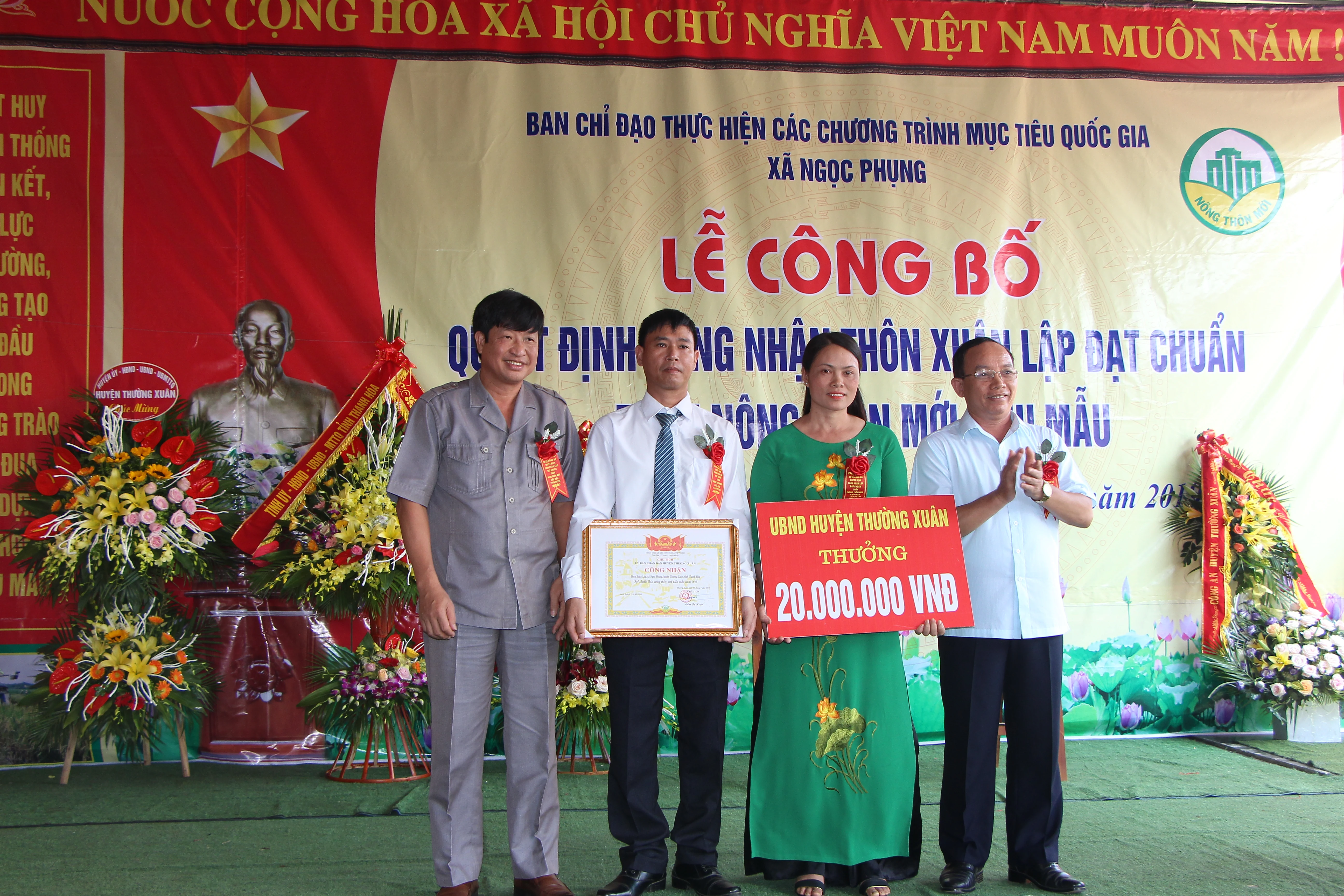 Thôn Xuân Lập, xã Ngọc Phụng (Thường Xuân) đón nhận Quyết định đạt chuẩn nông thôn mới kiểu mẫu