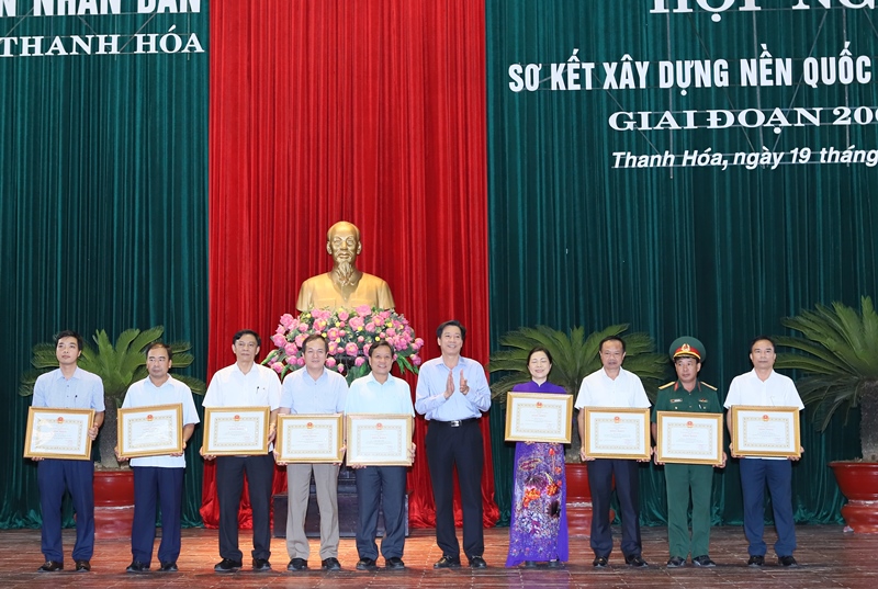 Tiếp tục xây dựng nền quốc phòng toàn dân vững chắc
