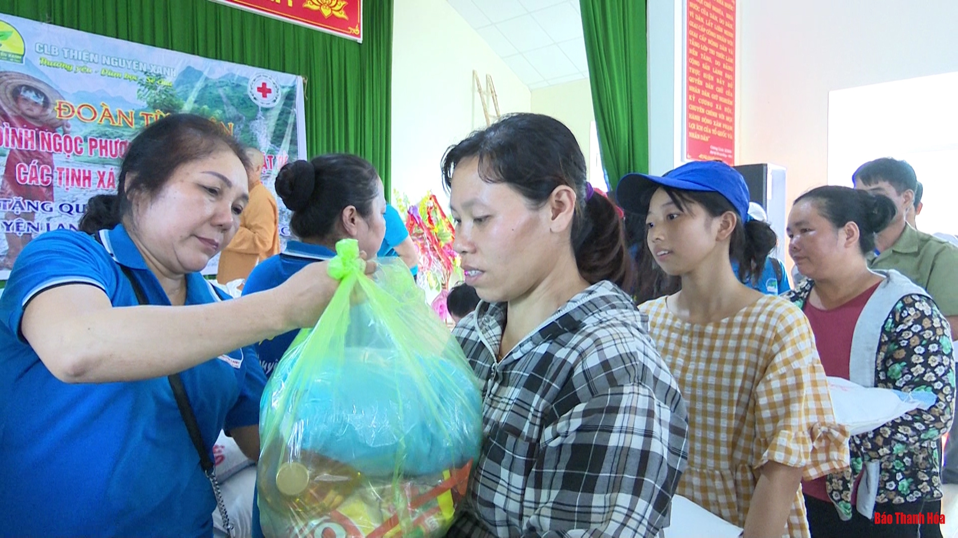 Câu lạc bộ “Thiện nguyện xanh” tặng quà cho đồng bào bị ảnh hưởng bởi mưa lũ huyện Bá Thước