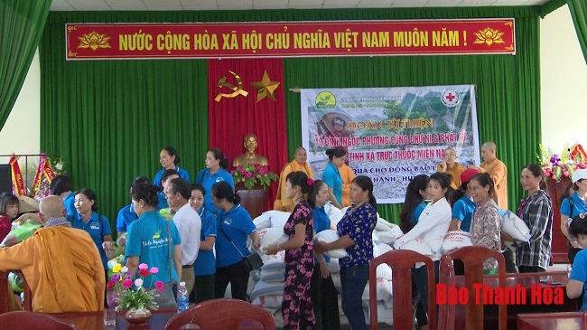 Câu lạc bộ “Thiện nguyện xanh” tặng quà cho đồng bào bị ảnh hưởng bởi mưa lũ huyện Bá Thước
