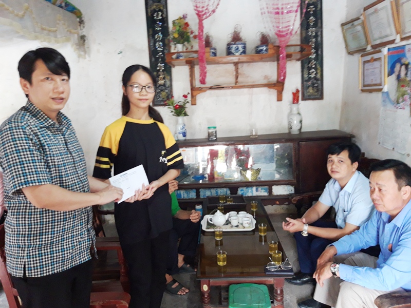 “Quỹ Hoa Hồng” Báo Thanh Hóa trao quà cho 6 cháu mồ côi tại xã Nga An