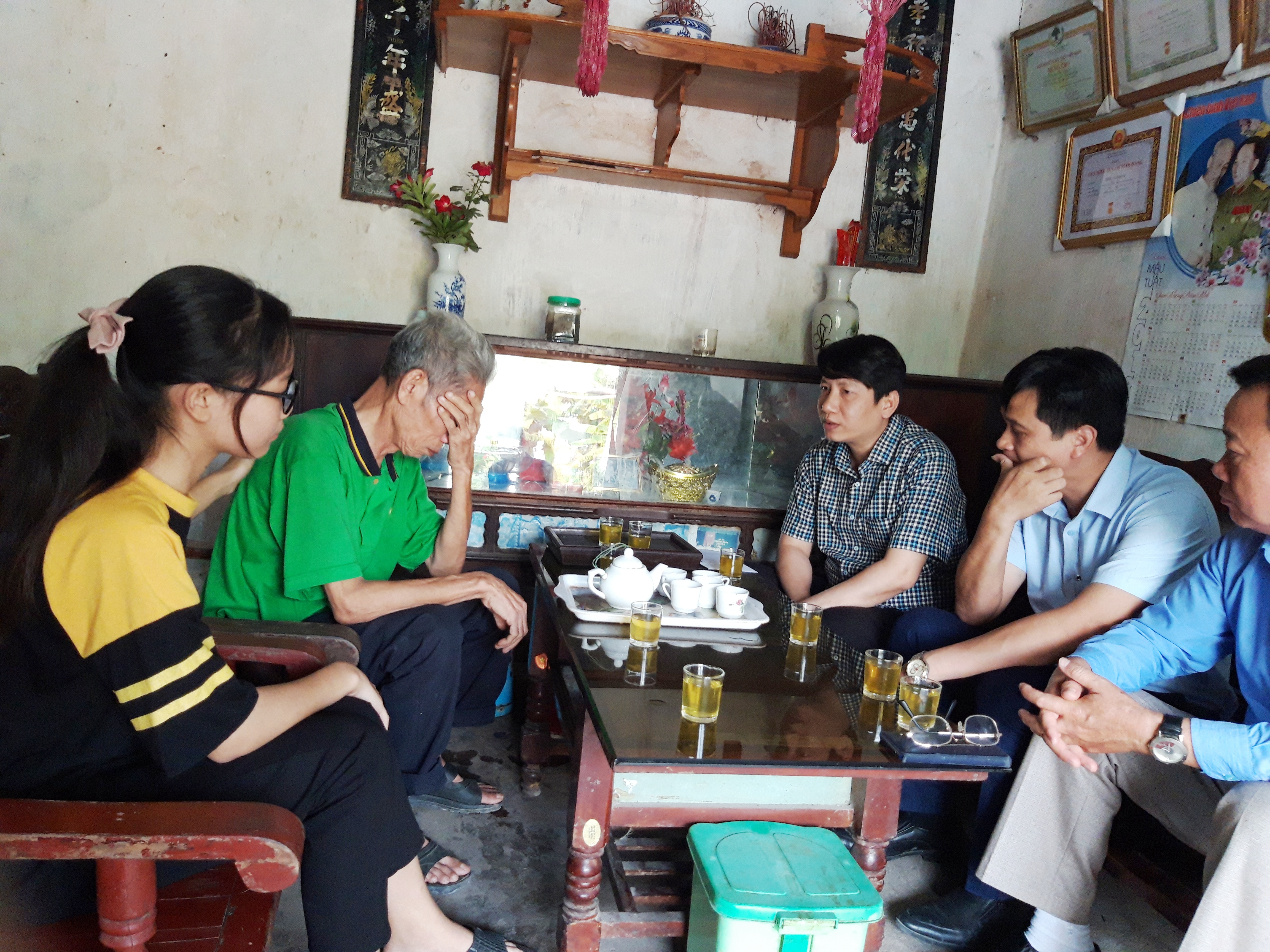“Quỹ Hoa Hồng” Báo Thanh Hóa trao quà cho 6 cháu mồ côi tại xã Nga An