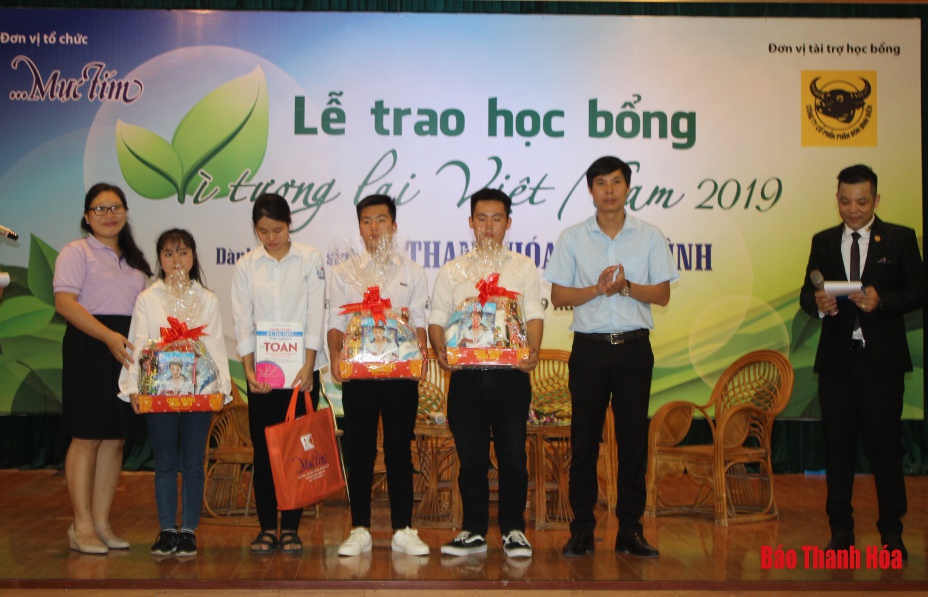 150 học sinh có hoàn cảnh khó khăn được nhận học bổng “Vì tương lai Việt Nam” năm 2019