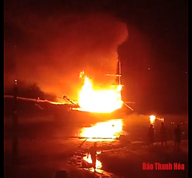 Huyện Tĩnh Gia: Tàu cá bất ngờ bốc cháy sau tiếng nổ, nhiều người bị thương