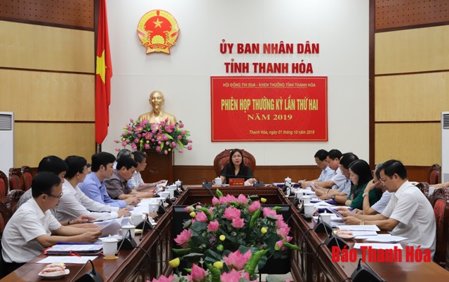 Xét duyệt khen thưởng cho các tập thể, cá nhân có thành tích xuất sắc
