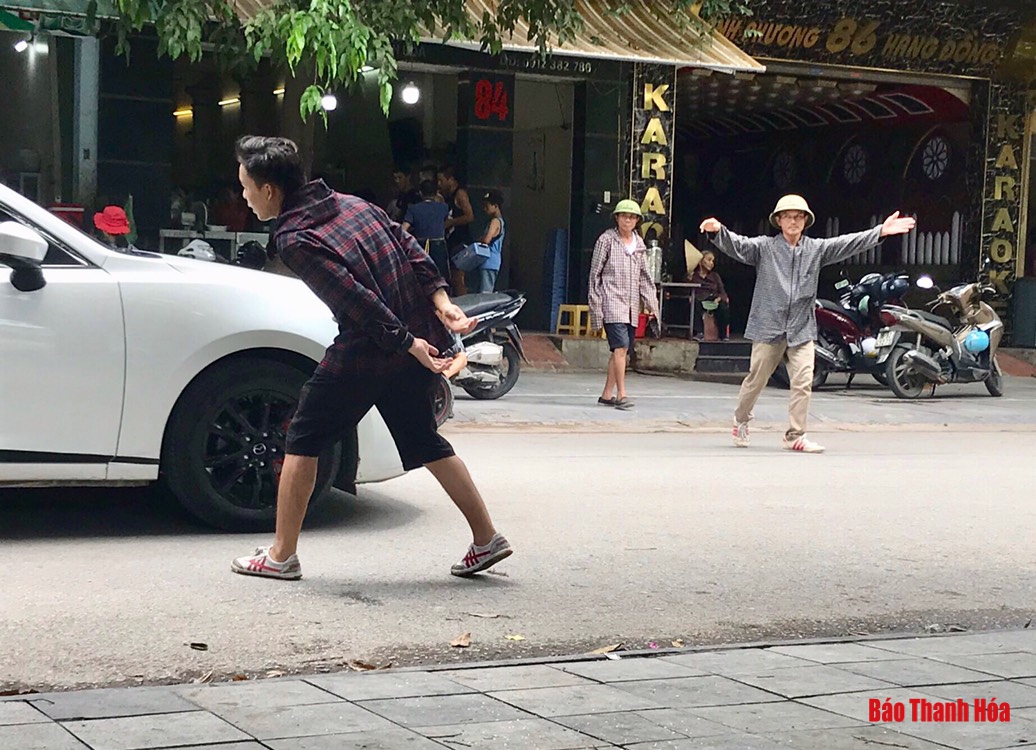 Cần nhanh chóng dẹp nạn lôi kéo khách của các quán cơm trên phố Hàng Đồng