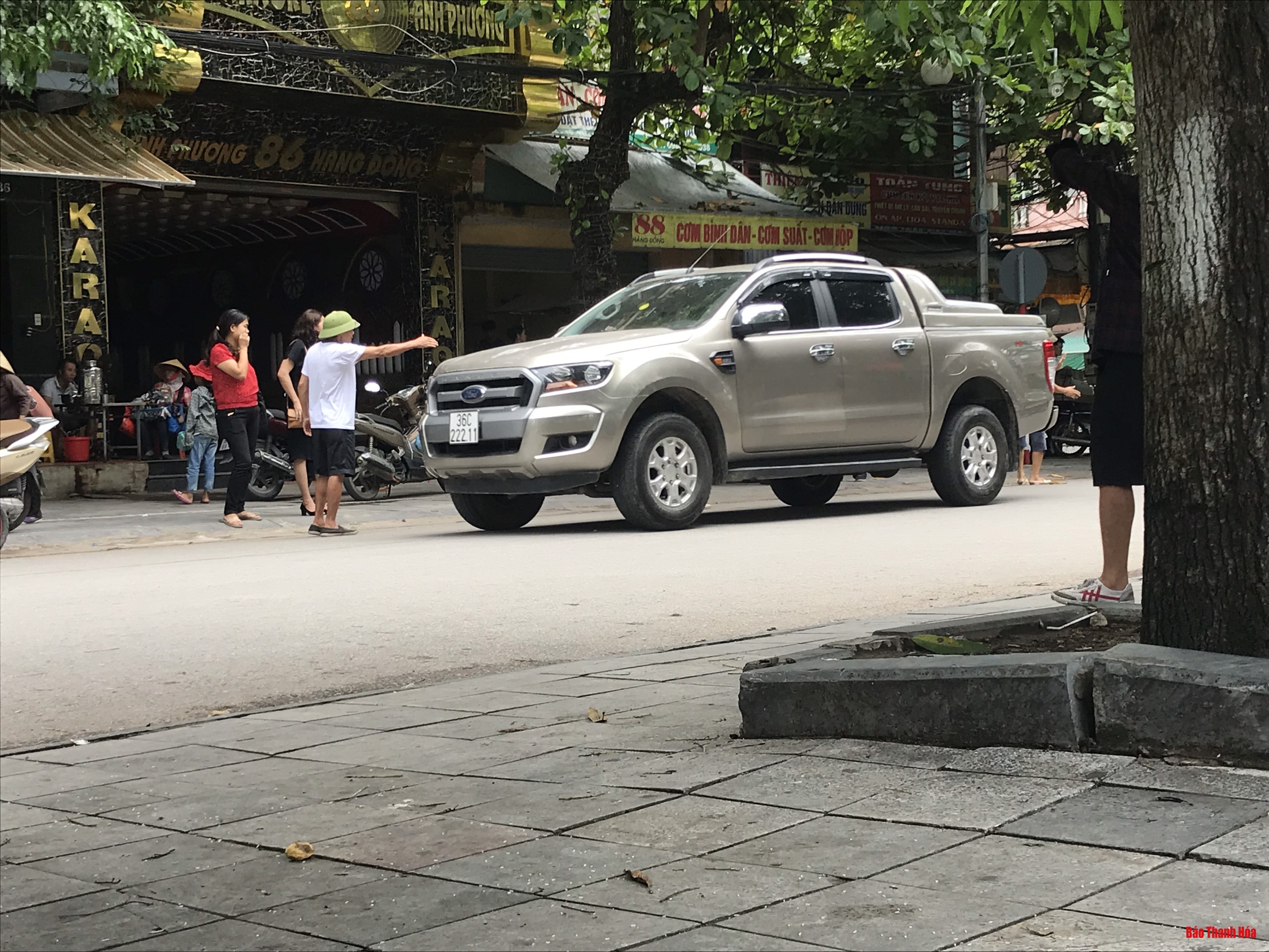 Cần nhanh chóng dẹp nạn lôi kéo khách của các quán cơm trên phố Hàng Đồng
