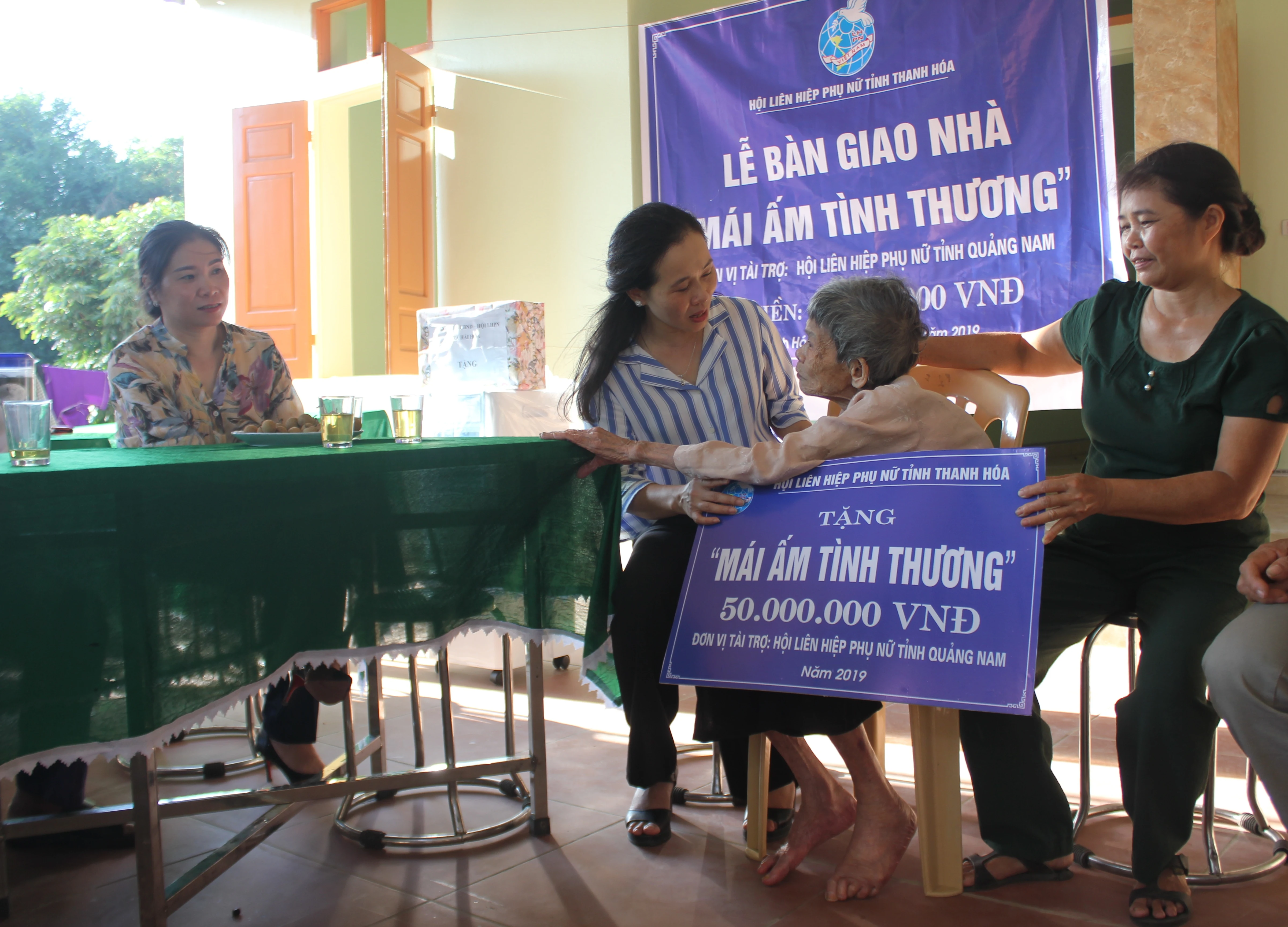 Bàn giao mái ấm tình thương và thăm thân nhân người tử nạn do cháy tàu tại huyện Tĩnh Gia