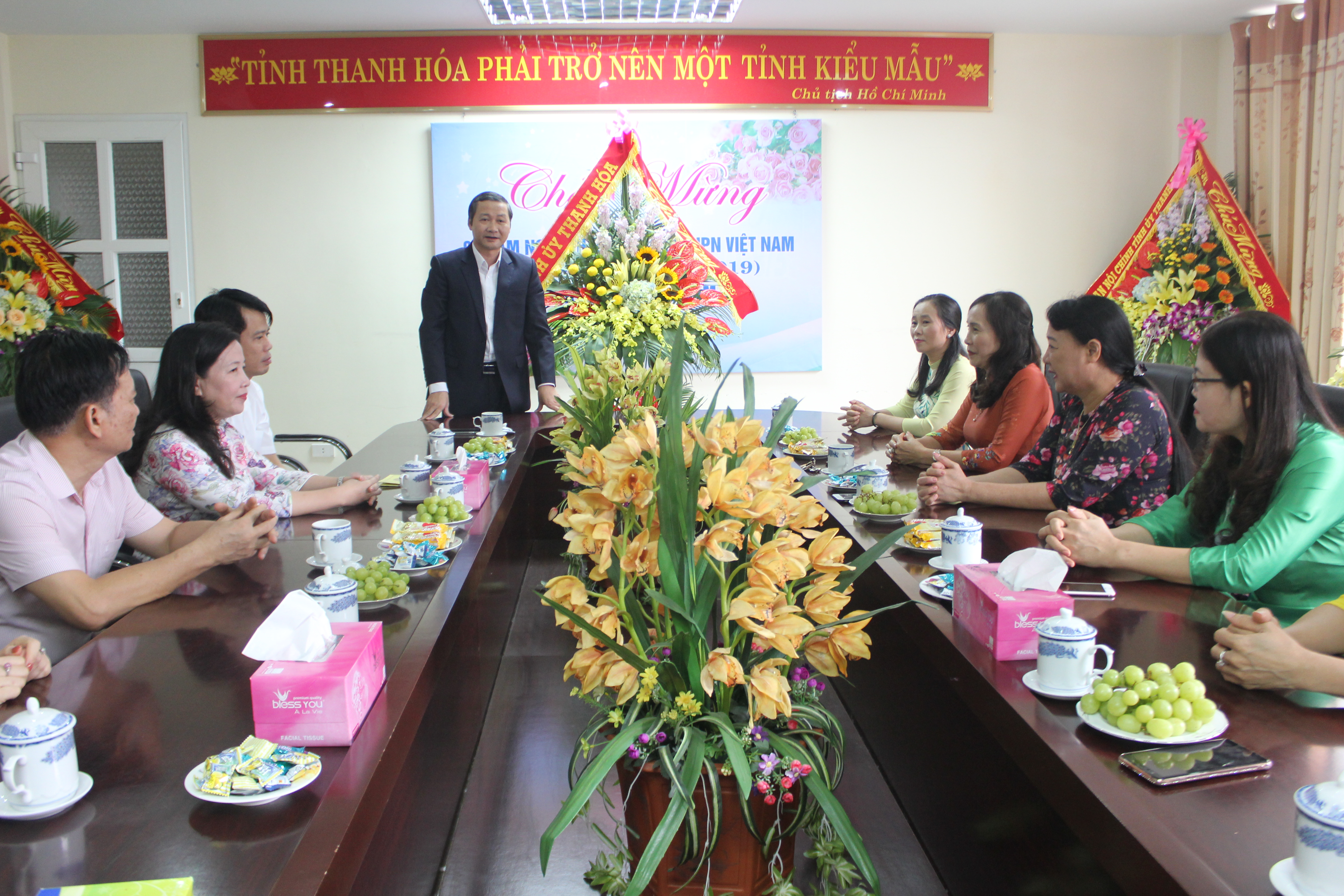 Đồng chí Đỗ Minh Tuấn, Phó Bí thư Tỉnh ủy chúc mừng Hội LHPN tỉnh