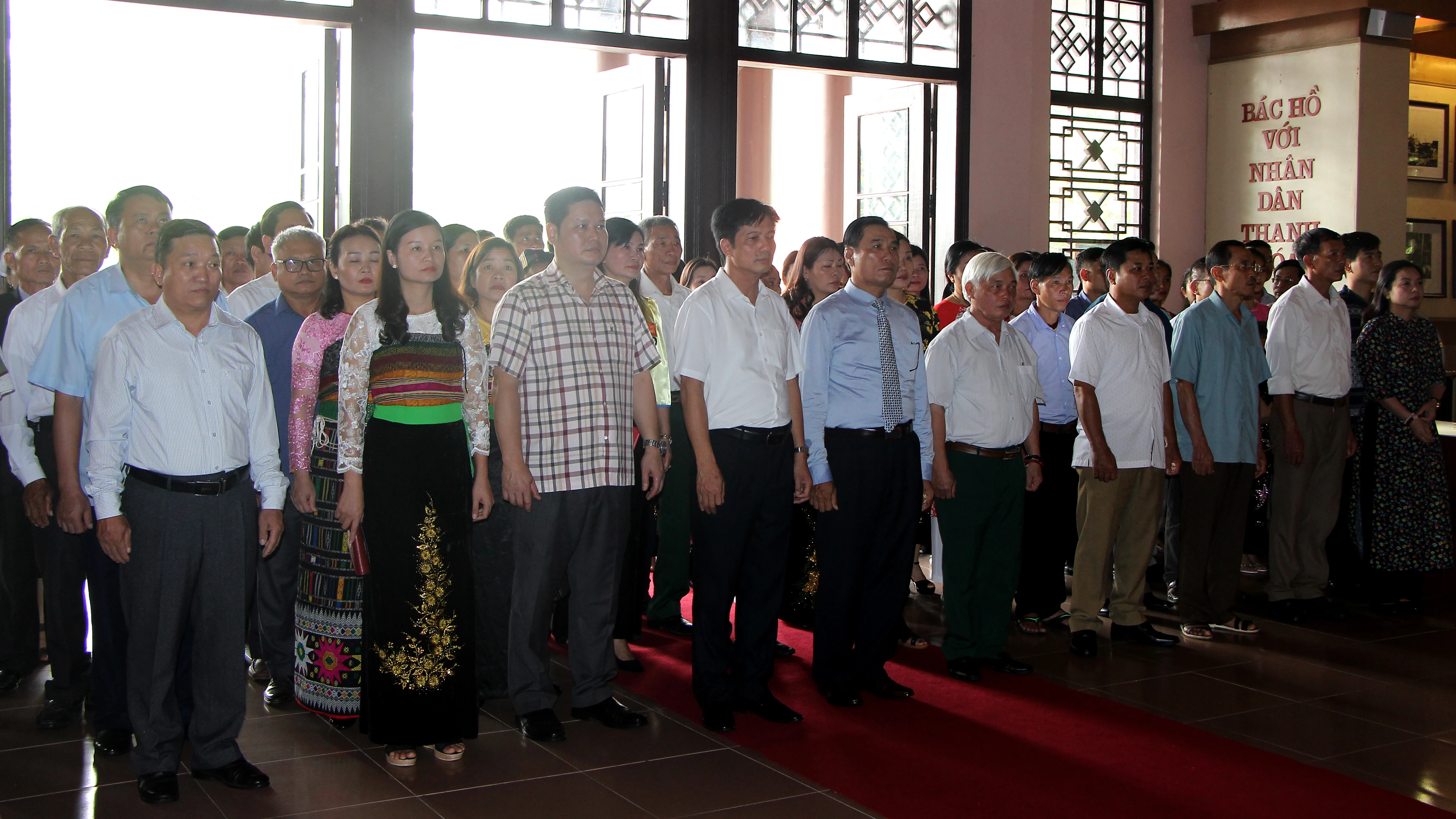 Đoàn đại biểu dự Đại hội Đại biểu các dân tộc thiểu số tỉnh Thanh Hóa dâng hương tưởng nhớ Chủ tịch Hồ Chí Minh, Mẹ Việt Nam anh hùng và các Anh hùng liệt sĩ