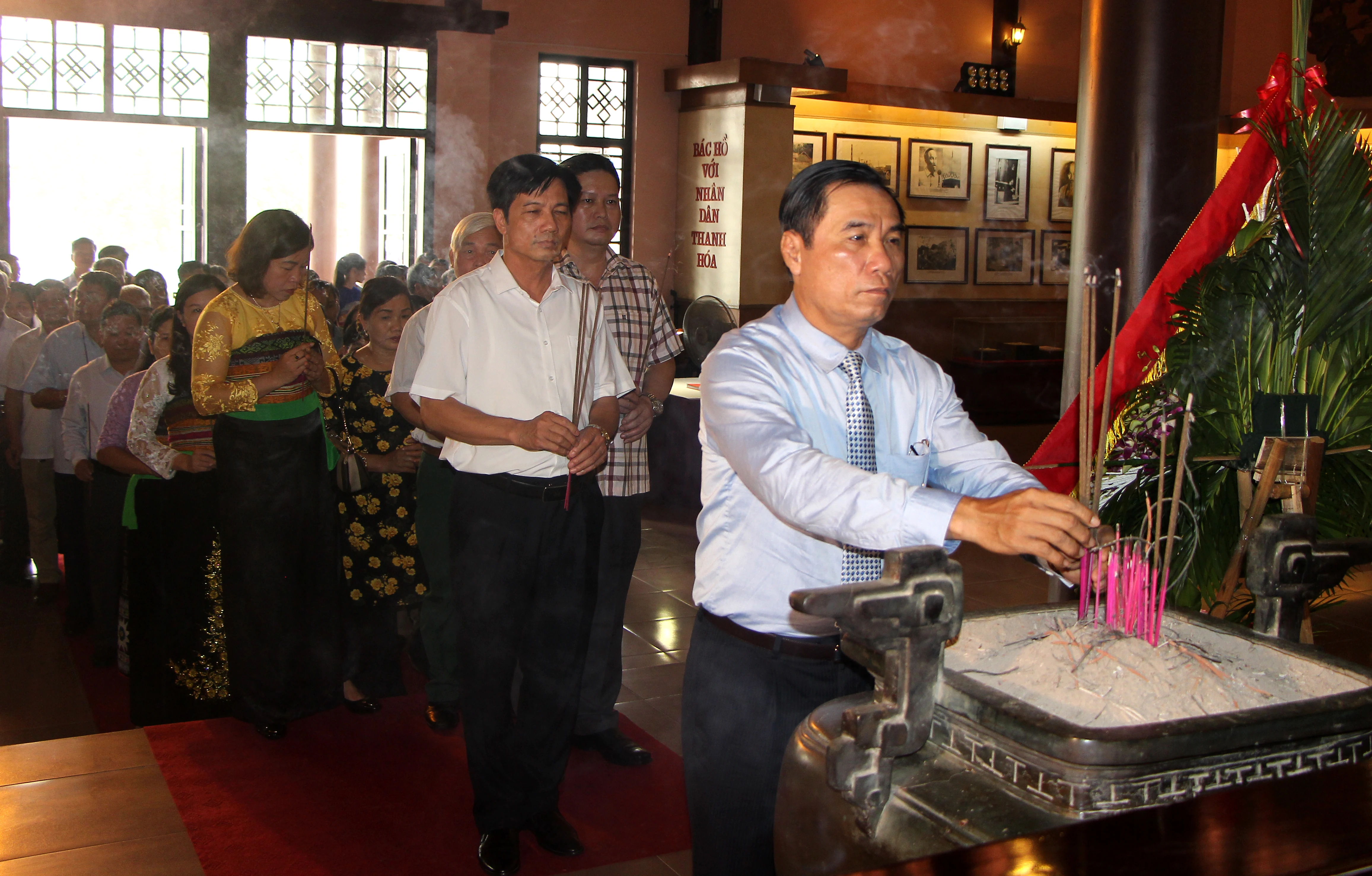 Đoàn đại biểu dự Đại hội Đại biểu các dân tộc thiểu số tỉnh Thanh Hóa dâng hương tưởng nhớ Chủ tịch Hồ Chí Minh, Mẹ Việt Nam anh hùng và các Anh hùng liệt sĩ