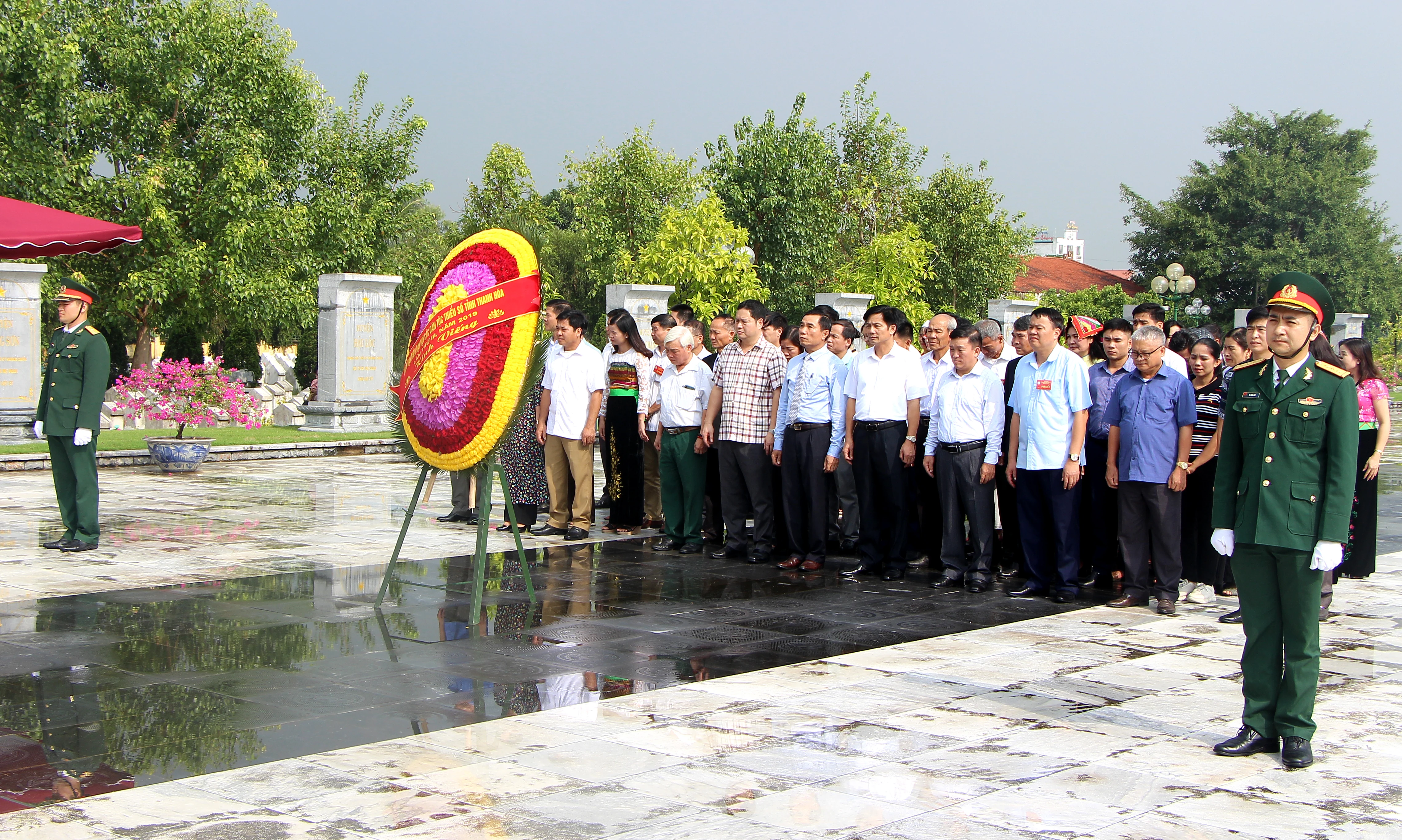 Đoàn đại biểu dự Đại hội Đại biểu các dân tộc thiểu số tỉnh Thanh Hóa dâng hương tưởng nhớ Chủ tịch Hồ Chí Minh, Mẹ Việt Nam anh hùng và các Anh hùng liệt sĩ