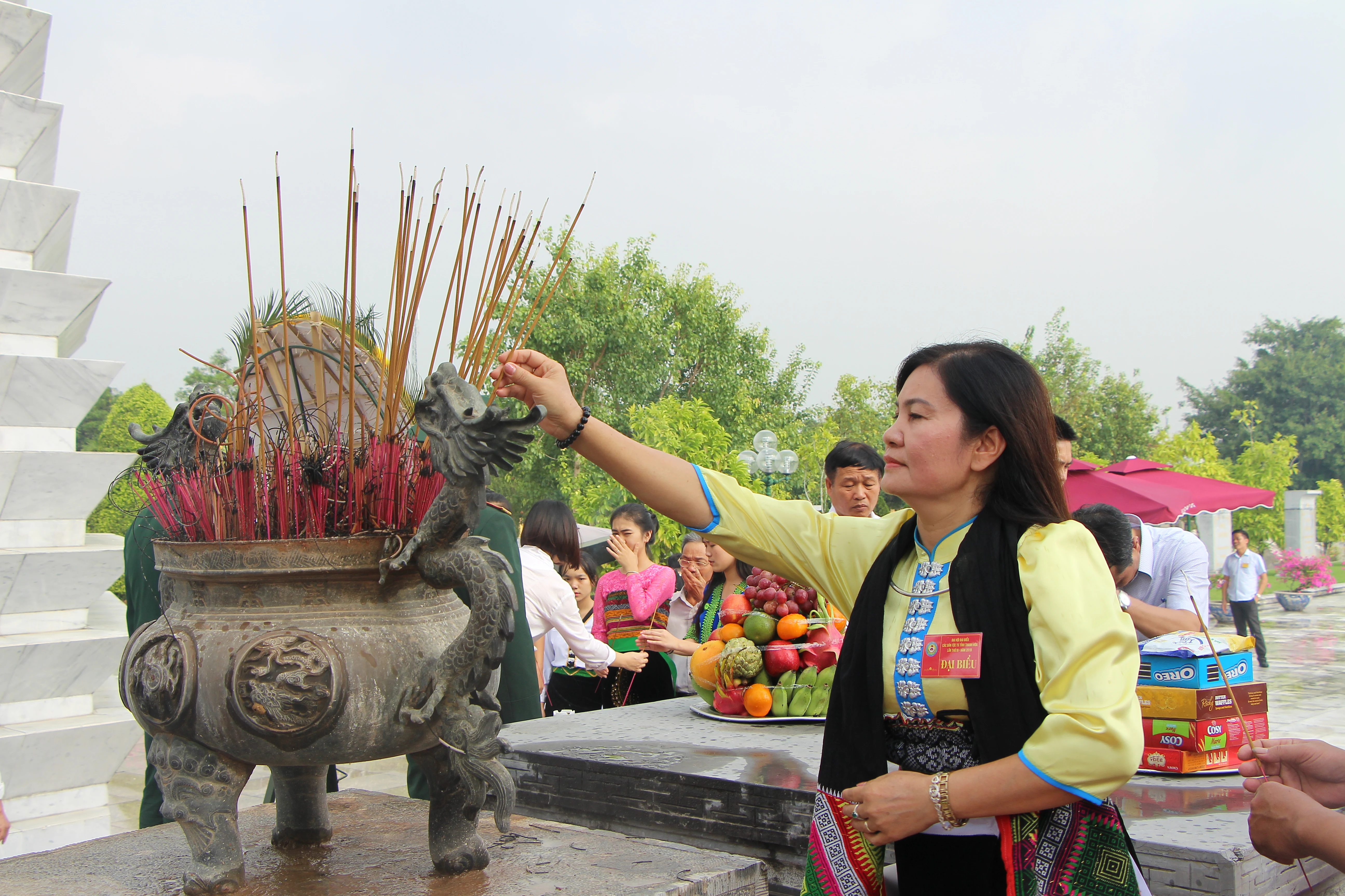 Đoàn đại biểu dự Đại hội Đại biểu các dân tộc thiểu số tỉnh Thanh Hóa dâng hương tưởng nhớ Chủ tịch Hồ Chí Minh, Mẹ Việt Nam anh hùng và các Anh hùng liệt sĩ