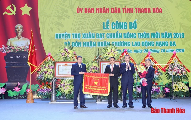 Huyện Thọ Xuân đón Bằng công nhận huyện đạt chuẩn nông thôn mới