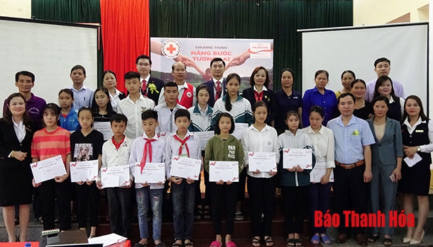 Prudential trao học bổng cho học sinh nghèo tại huyện Thạch Thành