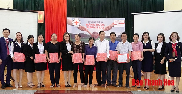 Prudential trao học bổng cho học sinh nghèo tại huyện Thạch Thành