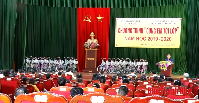 Báo Nông nghiệp Việt Nam - Quỹ Thiện tâm trao xe đạp cho học sinh nghèo vượt khó huyện Thọ Xuân