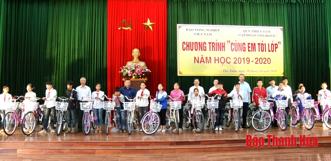 Báo Nông nghiệp Việt Nam - Quỹ Thiện tâm trao xe đạp cho học sinh nghèo vượt khó huyện Thọ Xuân