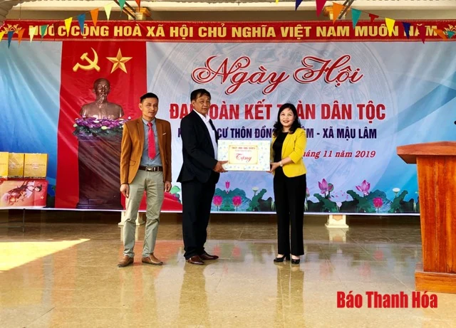 Chủ tịch Ủy ban MTTQ tỉnh Phạm Thị Thanh Thủy dự Ngày hội Đại đoàn kết toàn dân tộc tại Khu dân cư thôn Đồng Nghiêm, xã Mậu Lâm