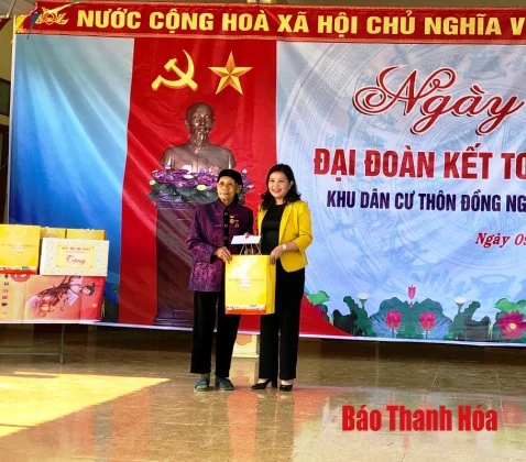 Chủ tịch Ủy ban MTTQ tỉnh Phạm Thị Thanh Thủy dự Ngày hội Đại đoàn kết toàn dân tộc tại Khu dân cư thôn Đồng Nghiêm, xã Mậu Lâm