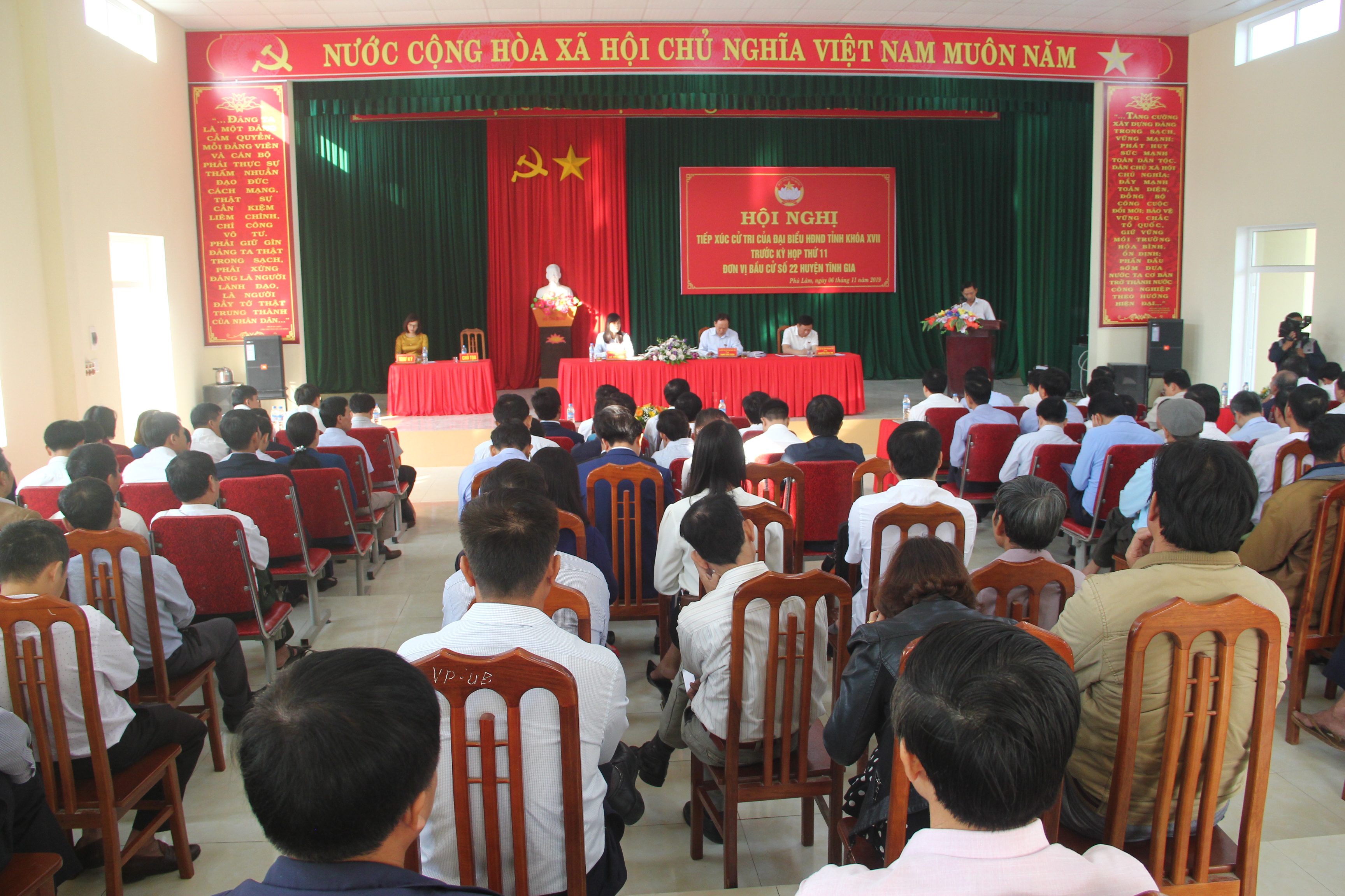 Đồng chí Bí thư Tỉnh ủy Trịnh Văn Chiến tiếp xúc cử tri huyện Tĩnh Gia