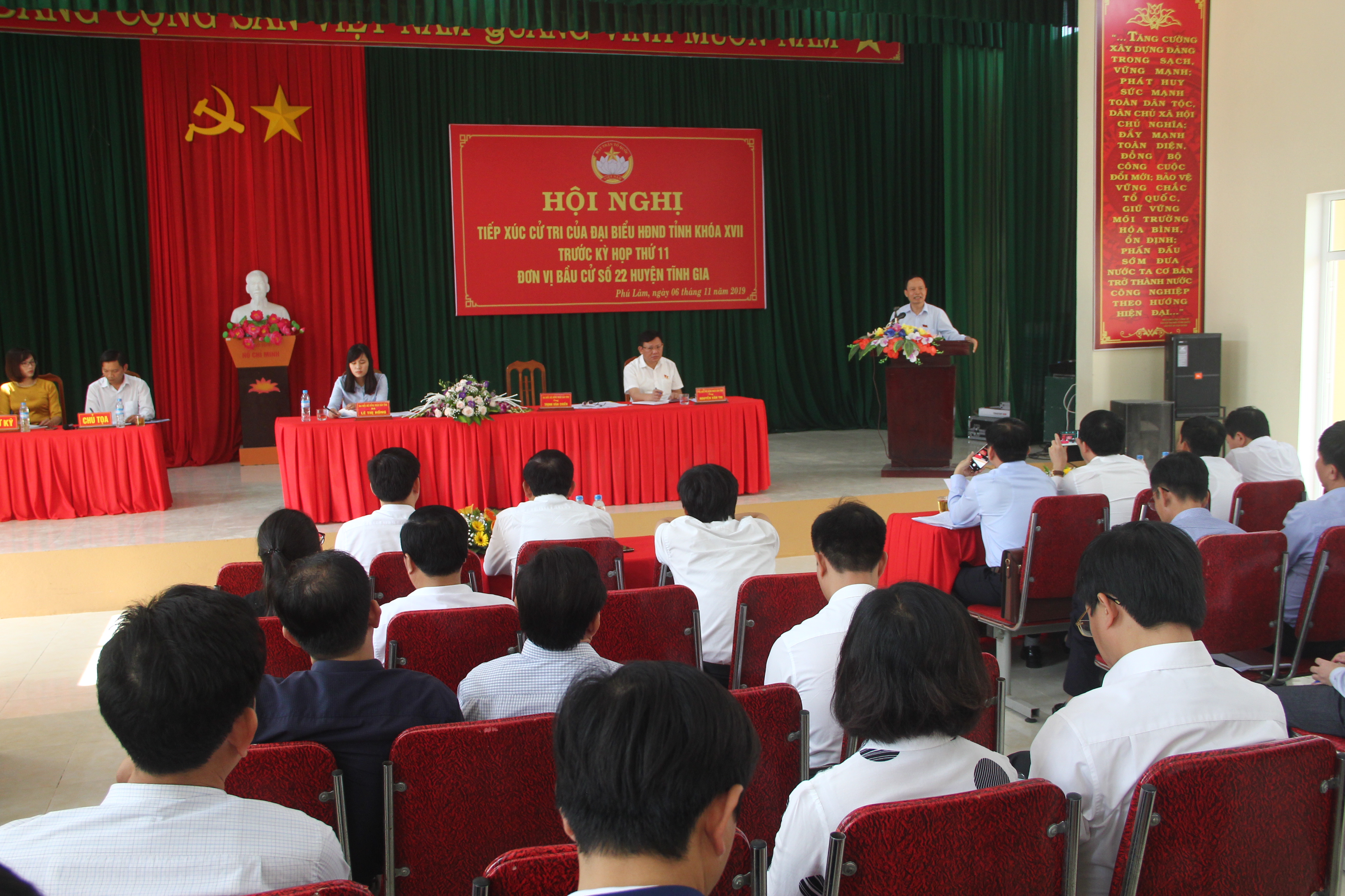 Đồng chí Bí thư Tỉnh ủy Trịnh Văn Chiến tiếp xúc cử tri huyện Tĩnh Gia