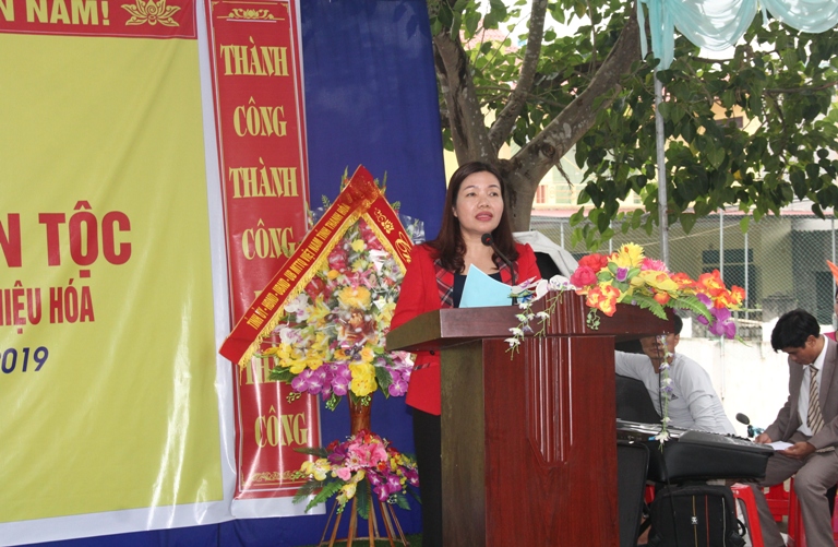 Phó Chủ tịch UBND tỉnh Lê Thị Thìn dự ngày hội Đại đoàn kết tại thôn Minh Đức, xã Thiệu Long