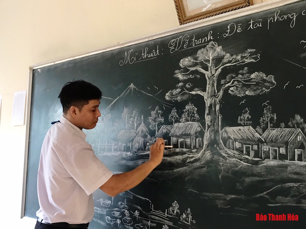 Hút mắt với những bức tranh bằng phấn trắng trên bảng đen của thầy giáo Thanh Hóa
