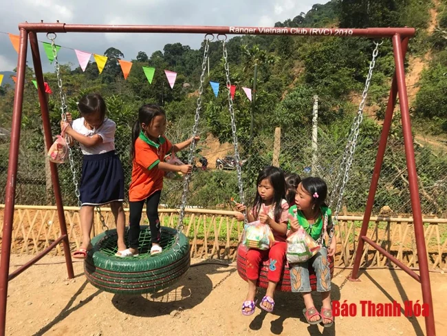 Khánh thành, bàn giao điểm trường mầm non bản Ché Lầu, xã Na Mèo (Quan Sơn)