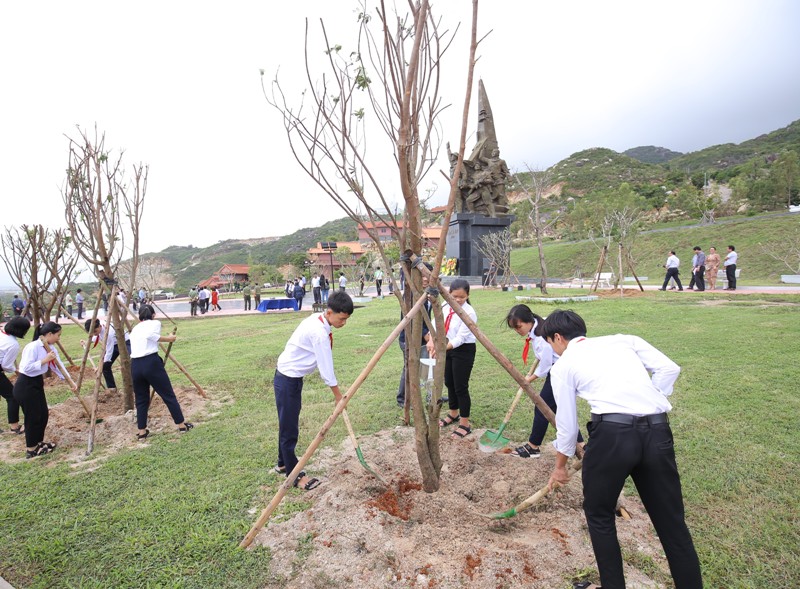 Vinamilk cùng Quỹ 1 triệu cây xanh cho Việt Nam trồng cây góp phần chống biến đổi khí hậu tại tỉnh Bình Định