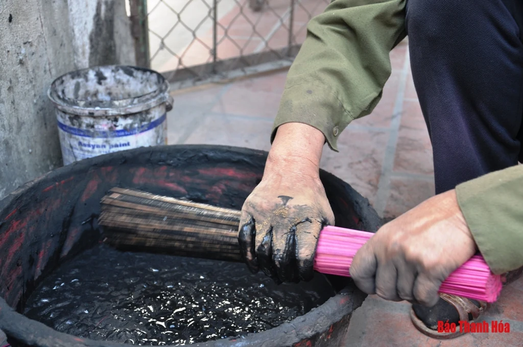 Làng nghề vào Tết: Một ngày làm hương ở Đông Khê
