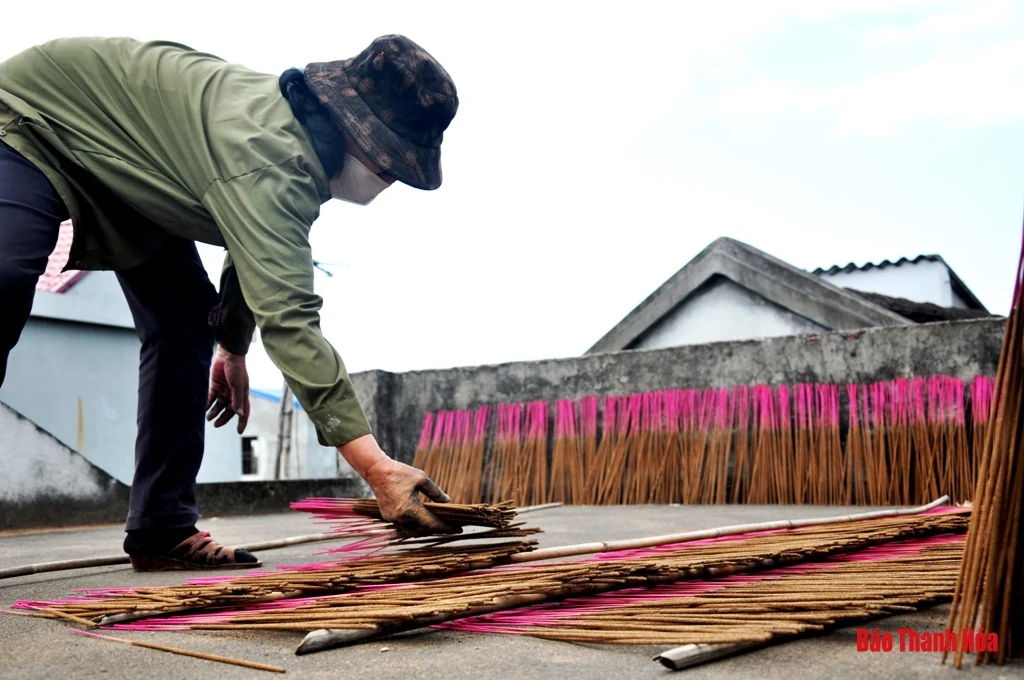 Làng nghề vào Tết: Một ngày làm hương ở Đông Khê