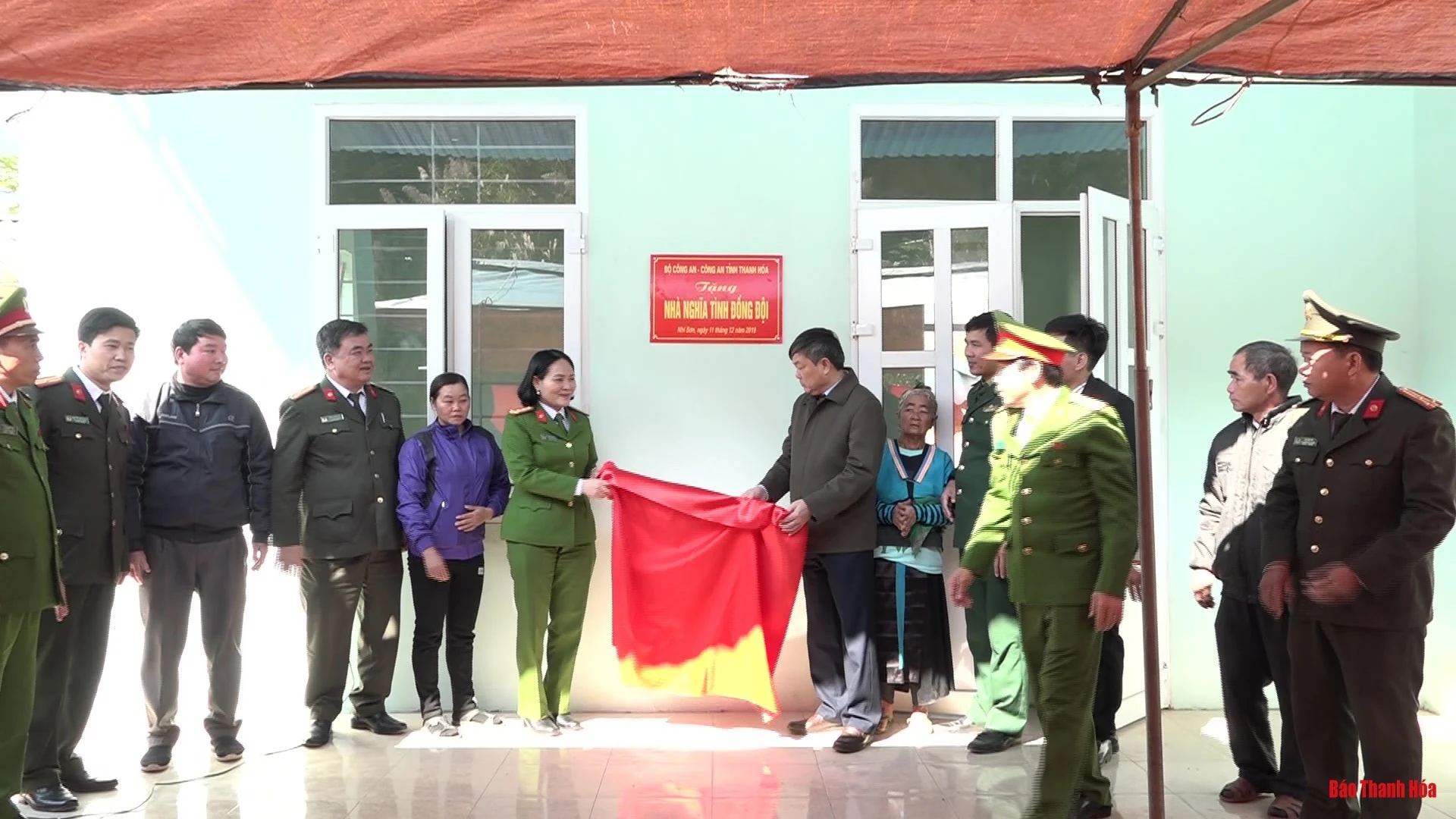 Bàn giao nhà tình nghĩa cho gia đình thân nhân liệt sỹ Thao Văn Súa