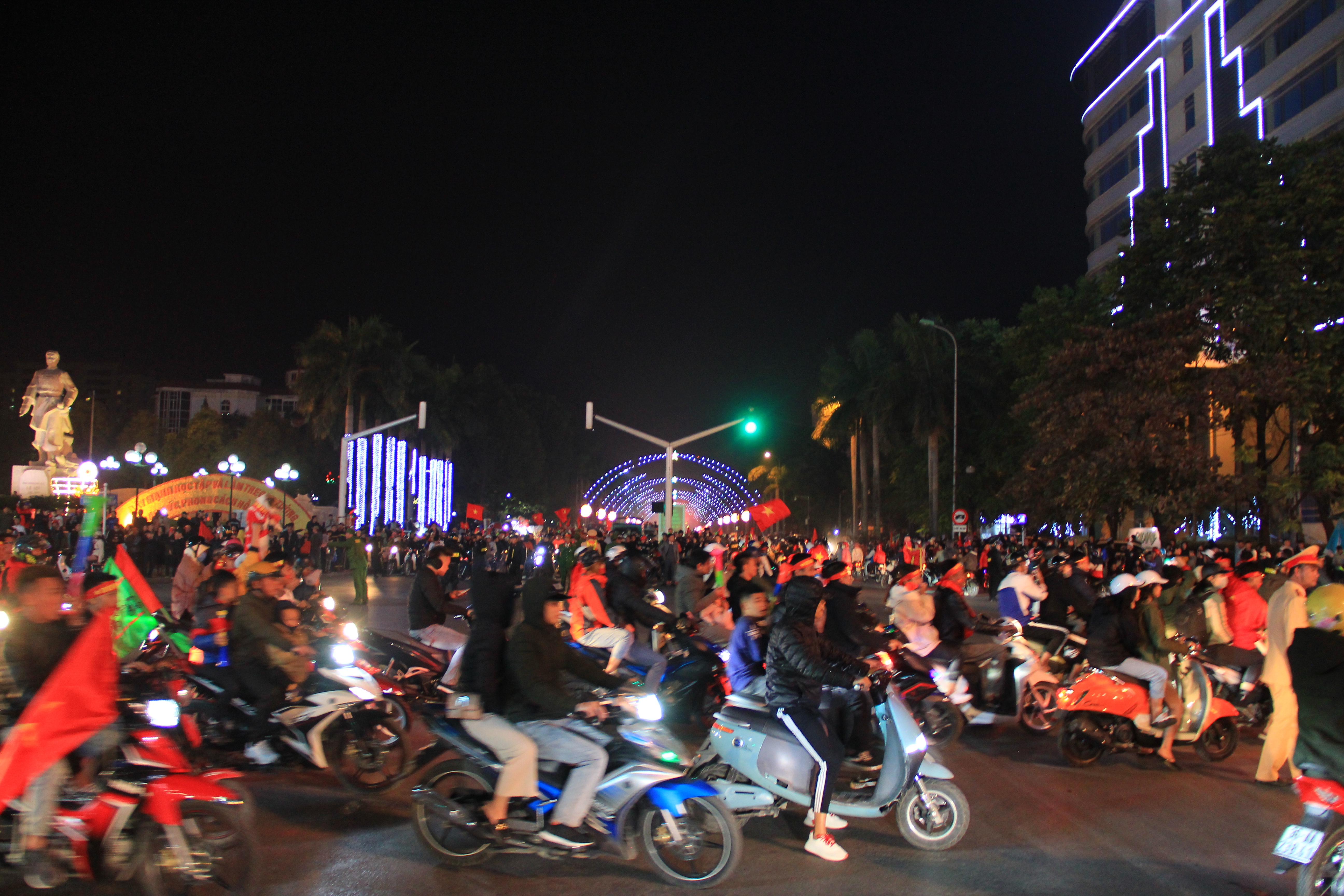 Người dân Thanh Hóa đổ ra đường ăn mừng tấm HCV SEA Games lịch sử của đội tuyển U22 Việt Nam