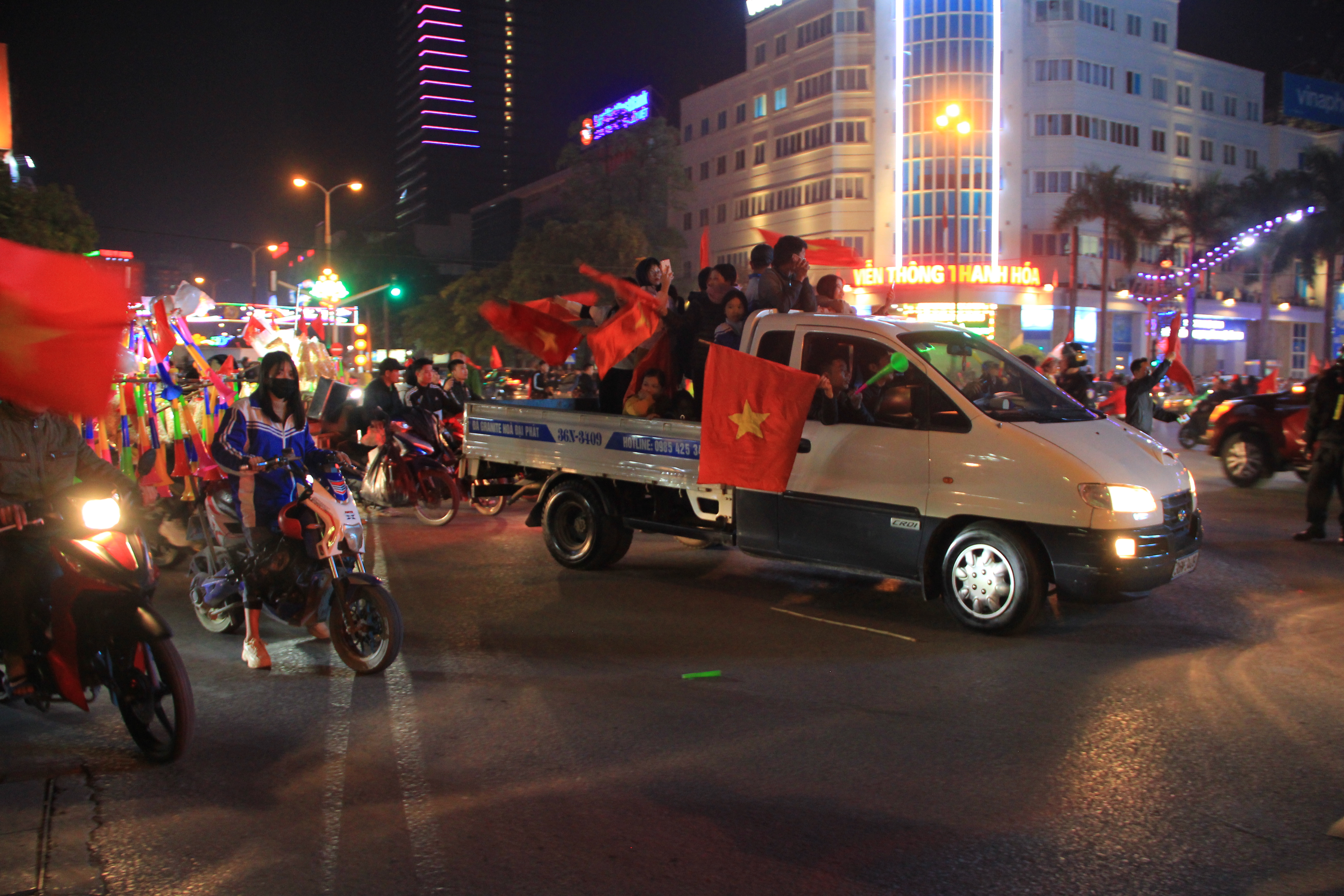 Người dân Thanh Hóa đổ ra đường ăn mừng tấm HCV SEA Games lịch sử của đội tuyển U22 Việt Nam