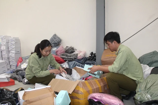 Bắt giữ gần 2 tấn hàng hóa không có nguồn gốc, xuất xứ