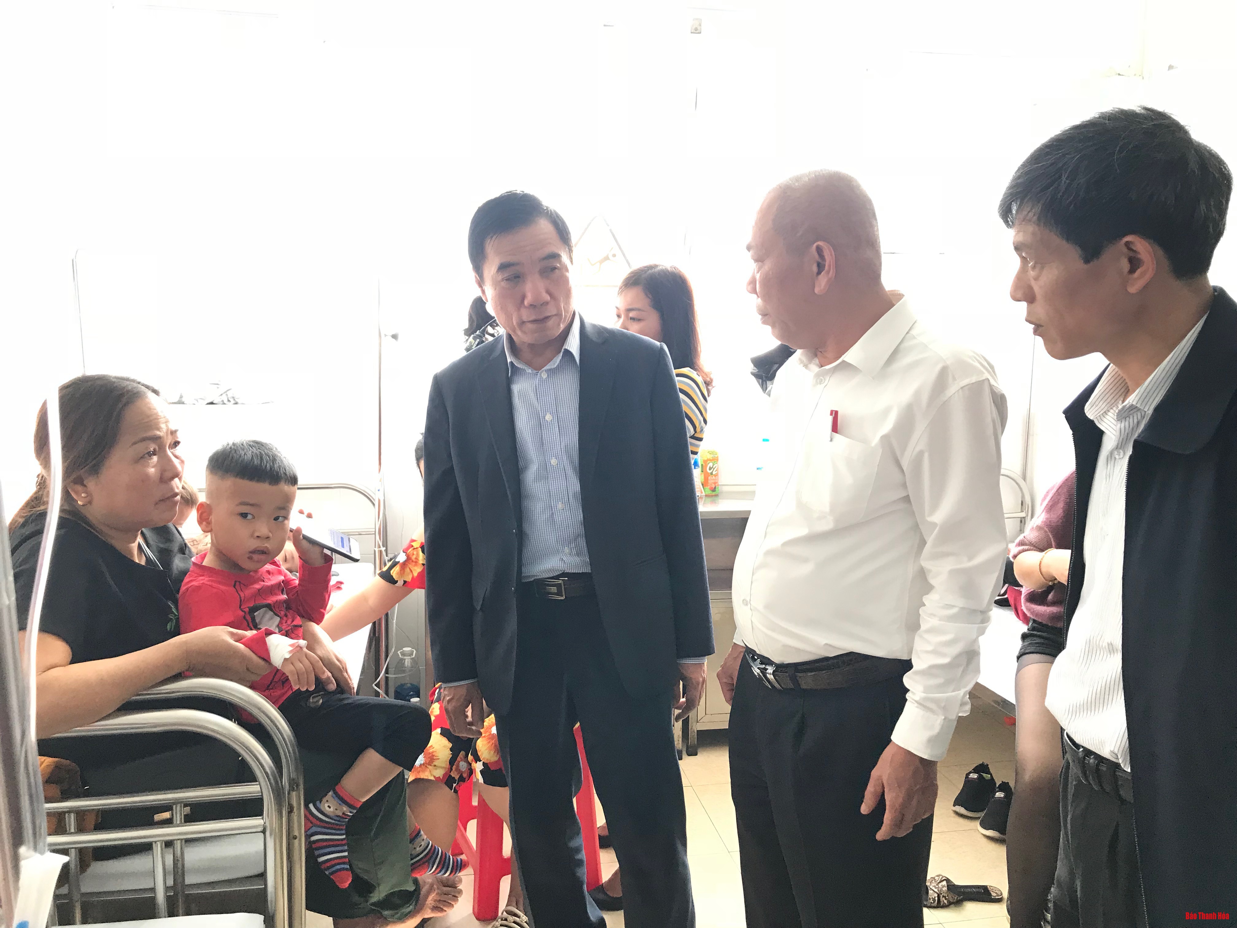 Phó Chủ tịch UBND tỉnh Phạm Đăng Quyền thăm các trẻ nghi bị ngộ độc thực phẩm đang điều trị tại Bệnh viện Nhi Thanh Hóa