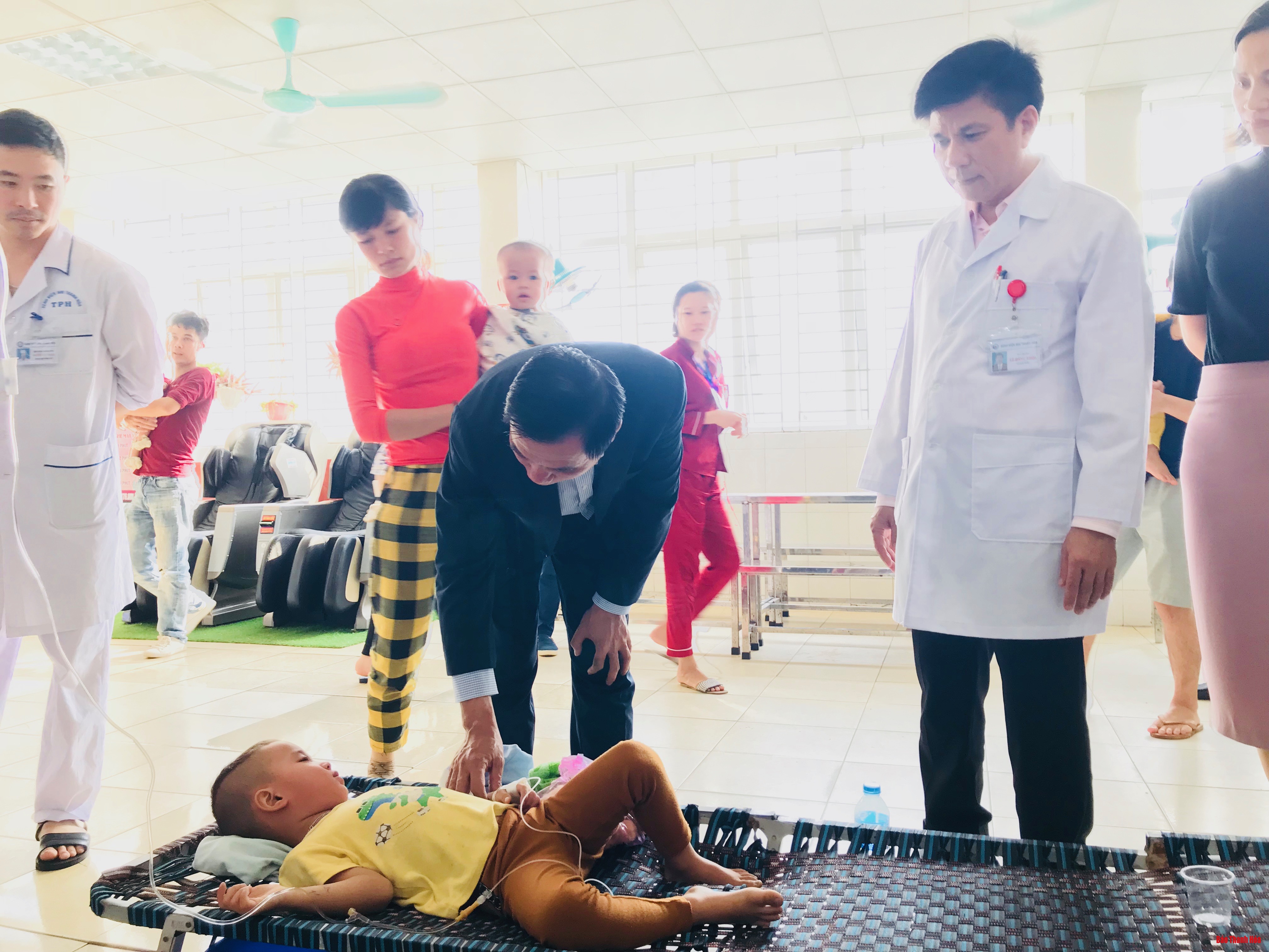 Phó Chủ tịch UBND tỉnh Phạm Đăng Quyền thăm các trẻ nghi bị ngộ độc thực phẩm đang điều trị tại Bệnh viện Nhi Thanh Hóa